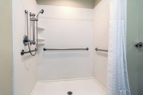 Standard Room, 1 King Bed, Accessible, Non Smoking | Bathroom | Combined shower/tub, hair dryer, towels