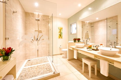 Grand Vista | Bathroom | Shower, free toiletries, hair dryer, bathrobes