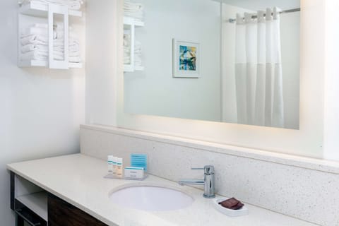 Two Double Beds Non Smoking | Bathroom | Combined shower/tub, free toiletries, hair dryer, towels