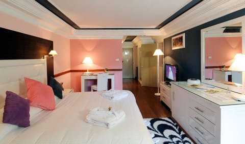 Junior Suite, Pool View | Premium bedding, minibar, in-room safe, desk