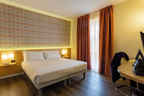 Double or Twin Room | Hypo-allergenic bedding, minibar, in-room safe, desk