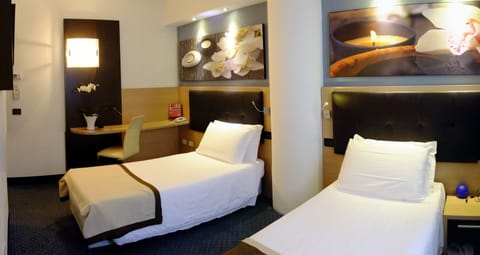 Double Room, 2 Twin Beds | Hypo-allergenic bedding, minibar, in-room safe, desk