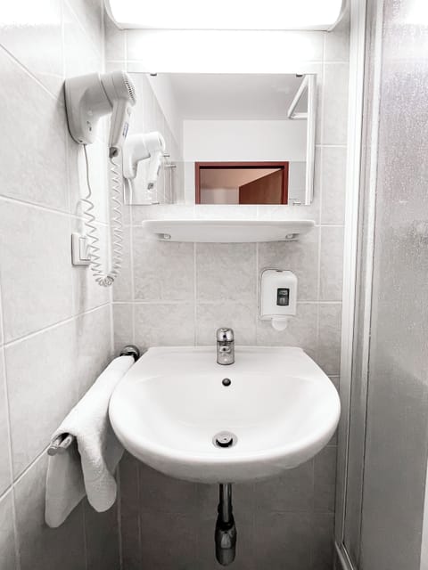 Single Room | Bathroom | Shower, hair dryer, towels