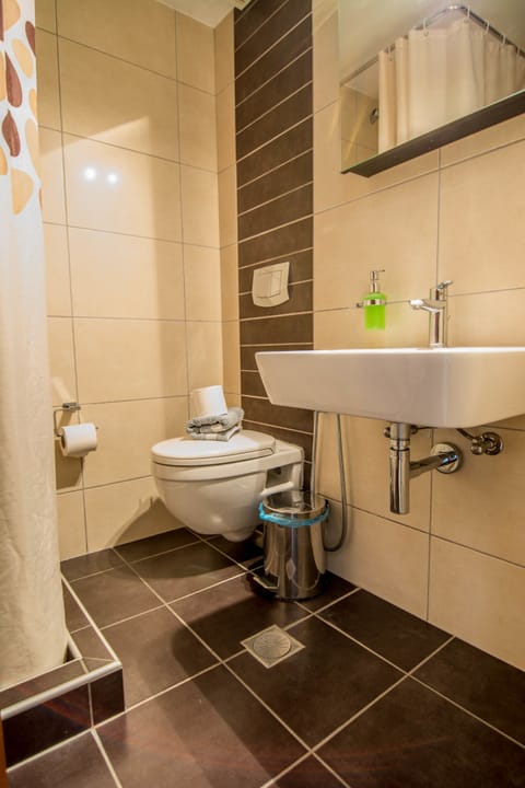 Family Suite | Bathroom | Shower, free toiletries, hair dryer, bidet