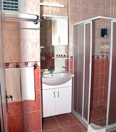 Single Room | Bathroom | Shower, hair dryer, towels