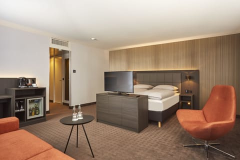 Junior Suite | Pillowtop beds, in-room safe, desk, iron/ironing board