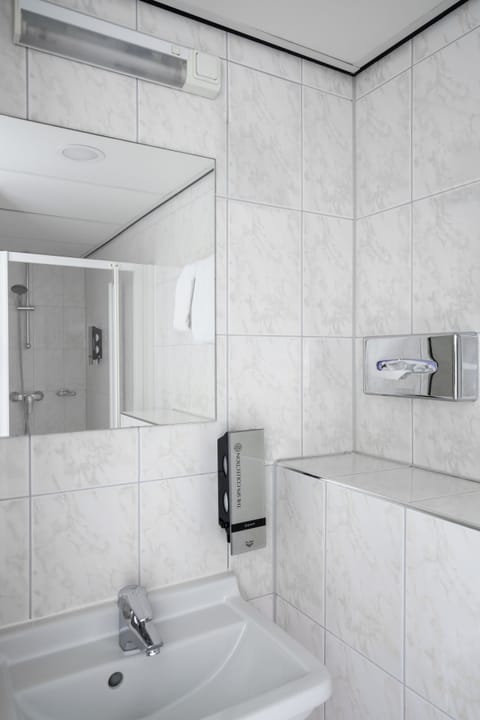 Basement Small Single Room | Bathroom | Shower, free toiletries, hair dryer, towels