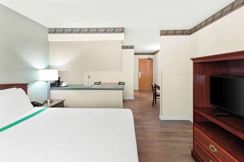 Traditional Suite, 1 King Bed (with Wet Bar) | Desk, blackout drapes, iron/ironing board, free WiFi