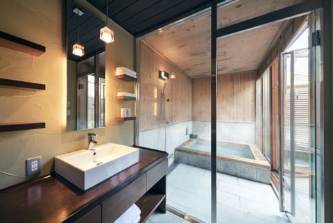Niwaroji (Junior Villa Maisonette)  | Bathroom | Separate tub and shower, free toiletries, hair dryer, slippers