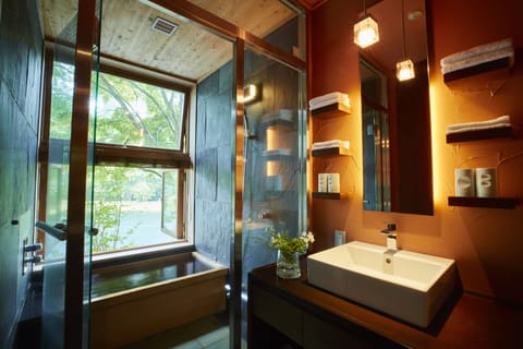 Mizunami (Water Side King)  | Bathroom | Separate tub and shower, free toiletries, hair dryer, slippers