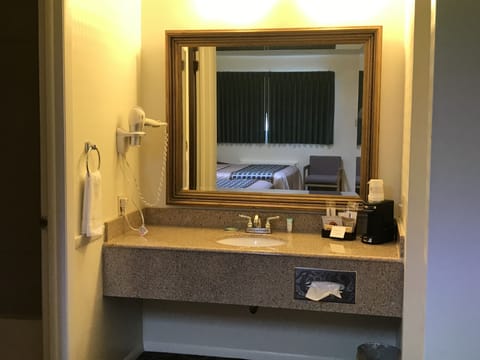 Room, 1 King Bed | Bathroom | Combined shower/tub, free toiletries, hair dryer, towels