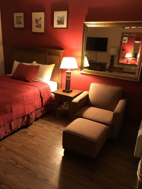 Standard Room, 1 Queen Bed | Desk, free WiFi, bed sheets