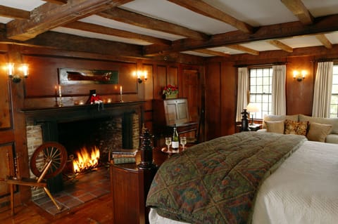 Deluxe Room, Fireplace (Cottage) | Premium bedding, individually decorated, individually furnished