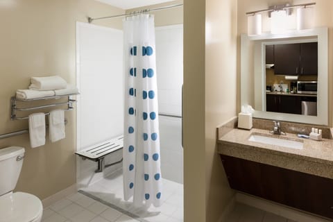 Combined shower/tub, hair dryer, towels