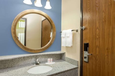 Combined shower/tub, hair dryer, towels