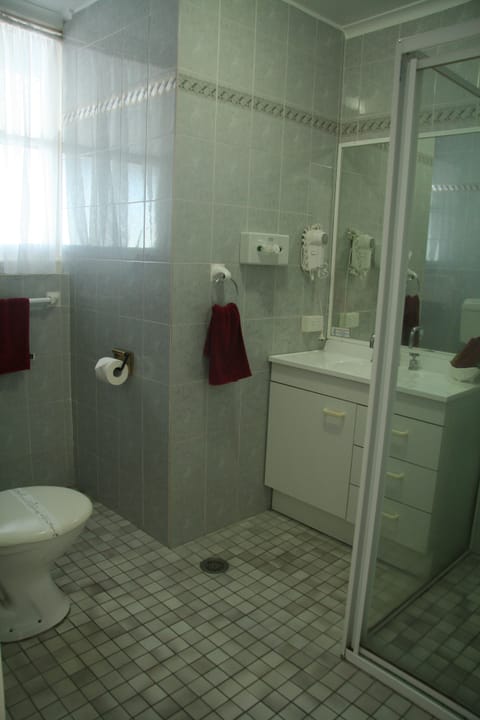 Mega Family Room  | Bathroom | Shower, free toiletries, hair dryer, towels
