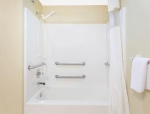 Combined shower/tub, free toiletries, hair dryer, towels