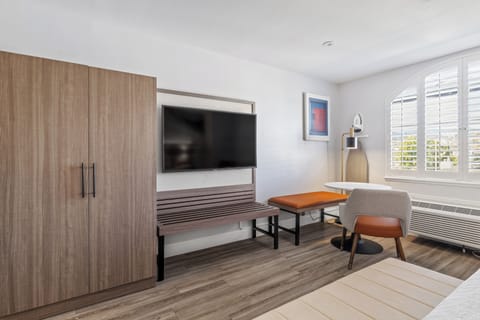 Deluxe Room, 1 King Bed | In-room safe, desk, laptop workspace, iron/ironing board