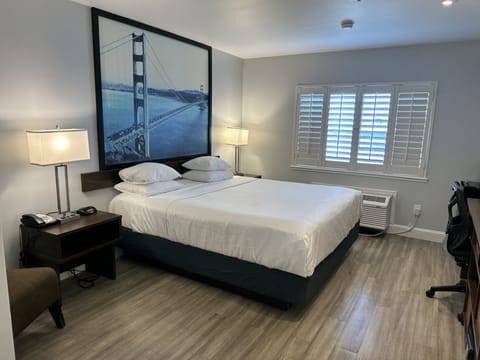 Standard Room, 1 King Bed | In-room safe, desk, laptop workspace, iron/ironing board