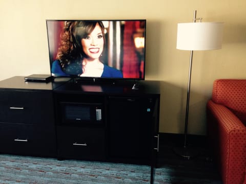 Deluxe Room, 1 King Bed | Premium bedding, pillowtop beds, blackout drapes, iron/ironing board