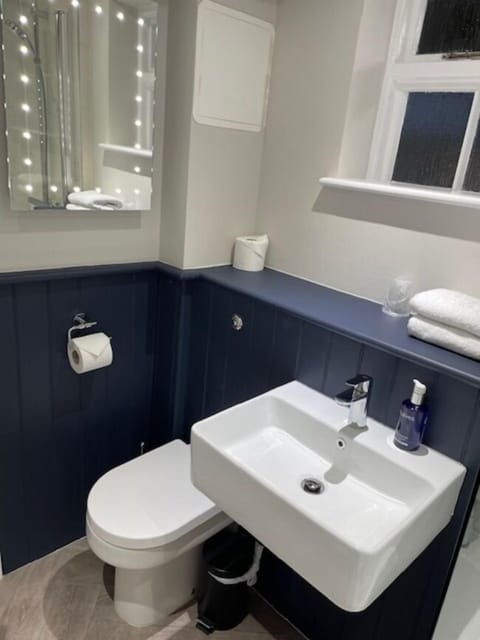 Superior Double Room | Bathroom | Combined shower/tub, hair dryer, towels