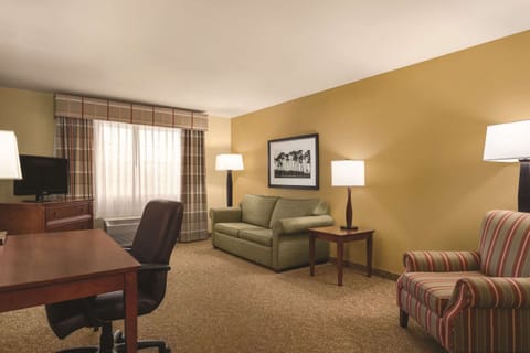 Suite, 1 Bedroom, Non Smoking, Kitchenette | Hypo-allergenic bedding, down comforters, desk, soundproofing