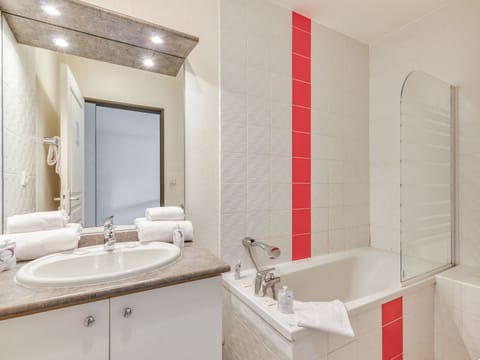 Apartment, 1 Bedroom | Bathroom | Combined shower/tub, towels