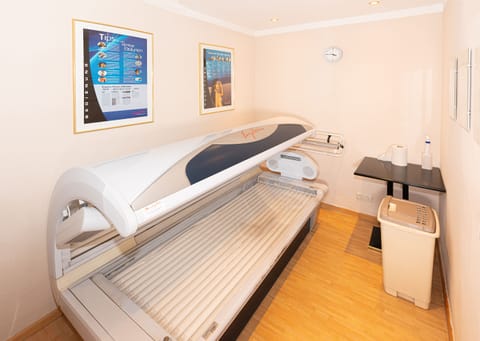 Sauna, hot tub, steam room, 1 treatment room