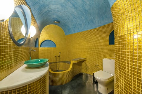 Deluxe Suite, Jetted Tub | Bathroom | Shower, free toiletries, hair dryer, bathrobes