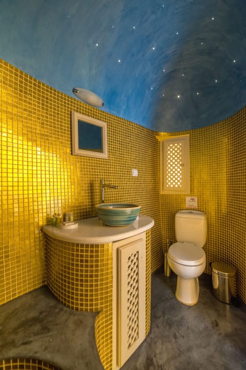 Deluxe Suite, Jetted Tub | Bathroom | Shower, free toiletries, hair dryer, bathrobes