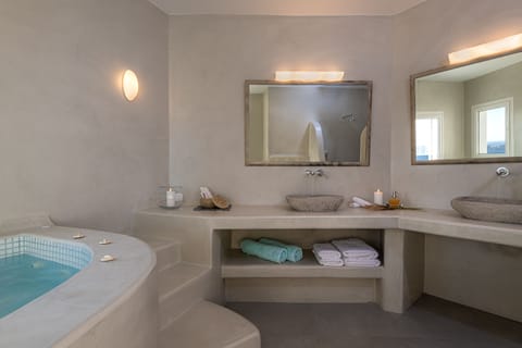 Aqua Marine Suite | Bathroom | Combined shower/tub, rainfall showerhead, free toiletries, hair dryer