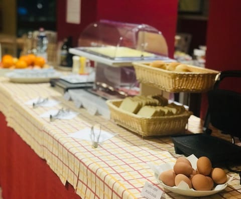 Daily to-go breakfast (EUR 6 per person)