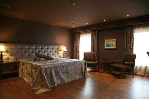 Minibar, desk, soundproofing, iron/ironing board