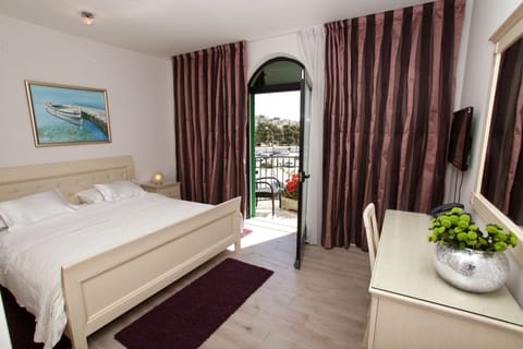 Double room with a balcony | Premium bedding, memory foam beds, minibar, desk