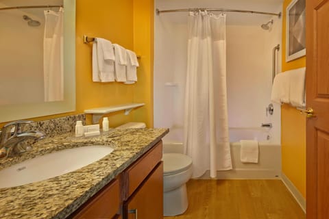 Deluxe Suite, 2 Bedrooms | Bathroom | Combined shower/tub, free toiletries, hair dryer, towels