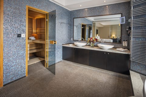 Presidential Suite, 1 King Bed | Bathroom | Free toiletries, hair dryer, bathrobes, towels