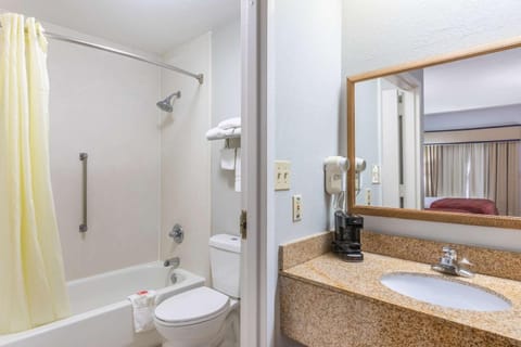 Combined shower/tub, free toiletries, hair dryer, towels