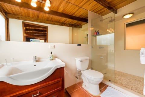 Bungalow | Bathroom | Shower, free toiletries, hair dryer, towels