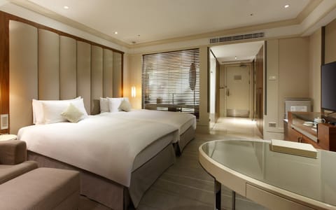 Premier Twin Room | Premium bedding, minibar, in-room safe, desk