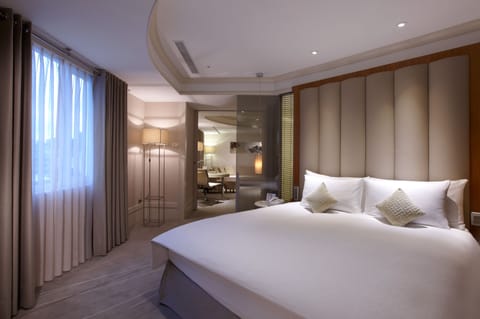 Corner Suite | Premium bedding, minibar, in-room safe, desk