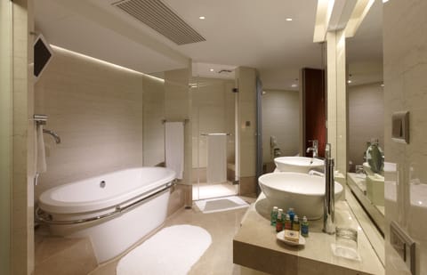 Corner Suite | Bathroom | Free toiletries, hair dryer, slippers, electronic bidet
