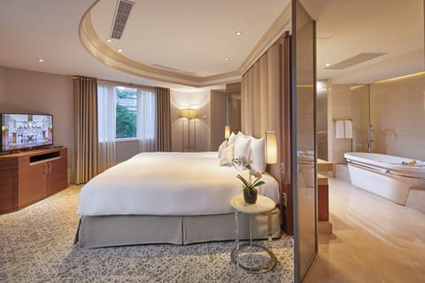 Corner Suite | Premium bedding, minibar, in-room safe, desk