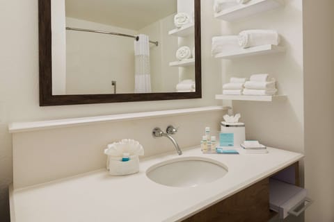 Combined shower/tub, deep soaking tub, free toiletries, towels