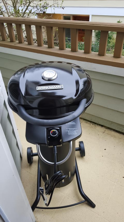 Brinkmann Electric Grill on main floor deck