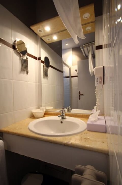 Double Room (Le Phare) | Bathroom | Free toiletries, hair dryer, towels