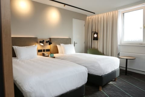 Standard Room, 2 Twin Beds | Premium bedding, in-room safe, desk, laptop workspace