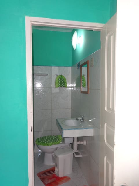 Comfort Double Room, Ensuite | Bathroom | Shower, free toiletries, hair dryer, towels