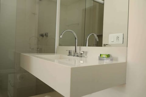Deluxe Apartment, 2 Bedrooms | Bathroom sink