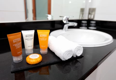 Executive King Room | Bathroom amenities | Shower, eco-friendly toiletries, hair dryer, towels