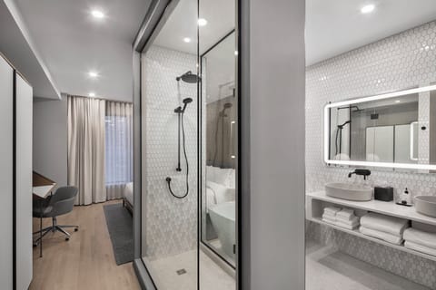 Signature Studio Suite | Bathroom | Combined shower/tub, designer toiletries, hair dryer, bathrobes
